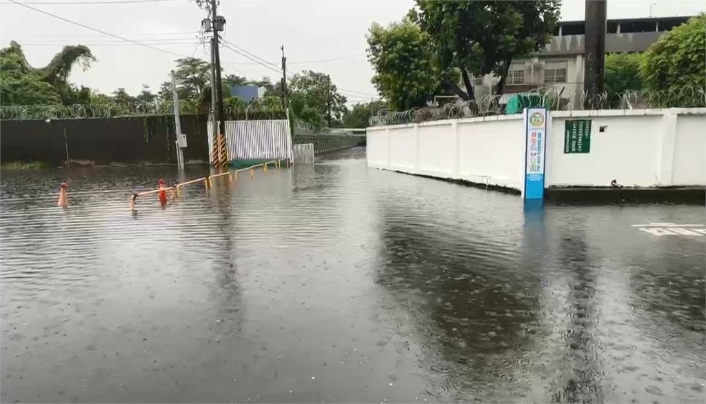高屏地區雨彈狂炸 高捷紅線傳故障訊號尖峰時段大誤點