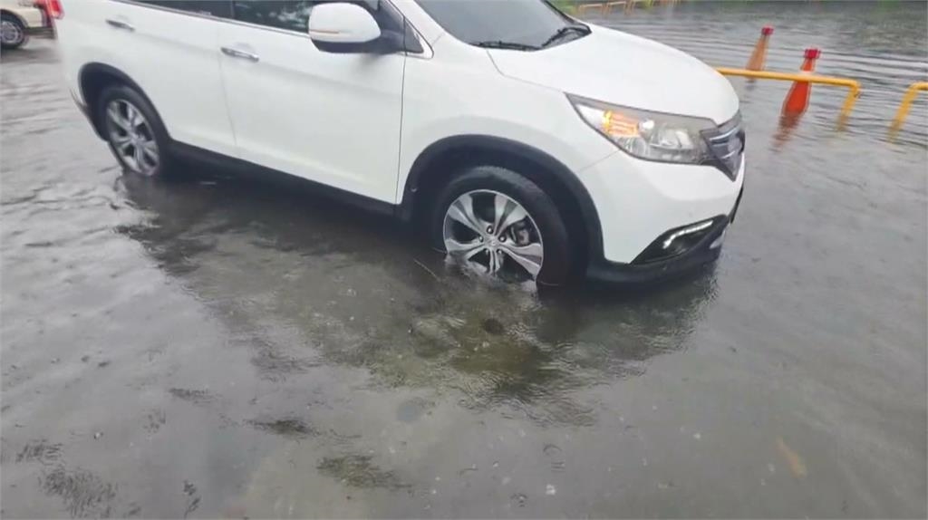 高屏地區雨彈狂炸 高捷紅線傳故障訊號尖峰時段大誤點