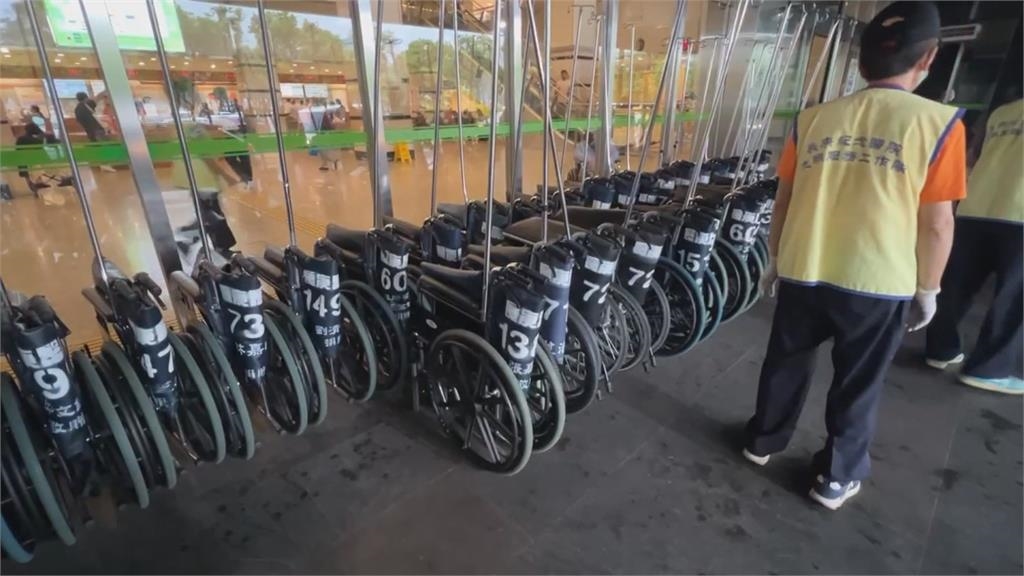 高雄「輪椅阿伯」狂飆! 車速等同一旁小貨車 警:將開罰