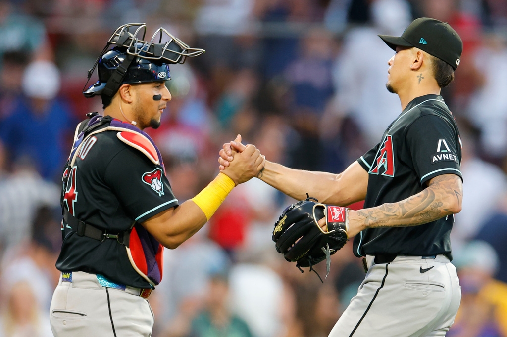 MLB(影)/擊球初速82公里的軟弱安打價值連城!亞瑞納多展現老將真正價值