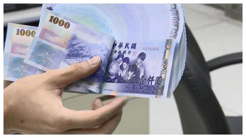 一早先刷新存摺!政府3筆錢「4.2萬入帳」錯過恐充公 13筆津貼排隊發