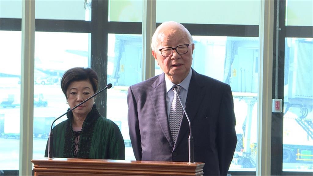 張忠謀夫婦七夕現身信義區!張淑芬緊貼照料「手提1物」約會地點疑露餡