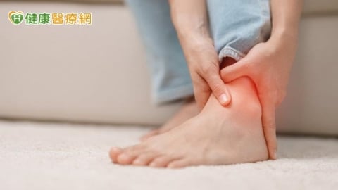 腳踝痛寸步難行竟是末期踝關節炎 醫建議「這樣做」重拾行動力