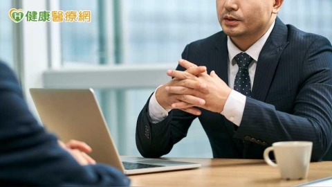 爸媽陪面試?美調查:2成Z世代曾由父母聯絡雇主 專家籲適時放手