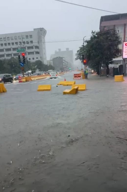 快新聞/高雄暴雨成災!道路淹成河 機車騎士水中「集體推車」