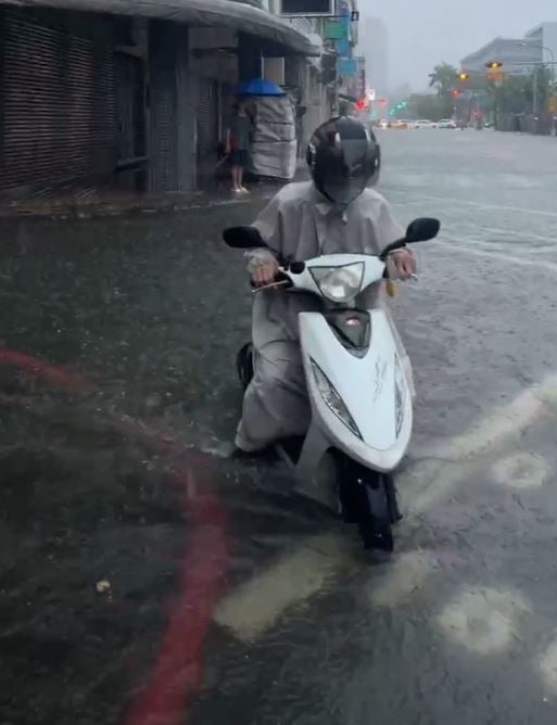 快新聞/高雄暴雨成災!道路淹成河 機車騎士水中「集體推車」