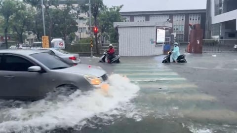 高雄暴雨成災!道路淹成河 機車騎士水中「集體推車」