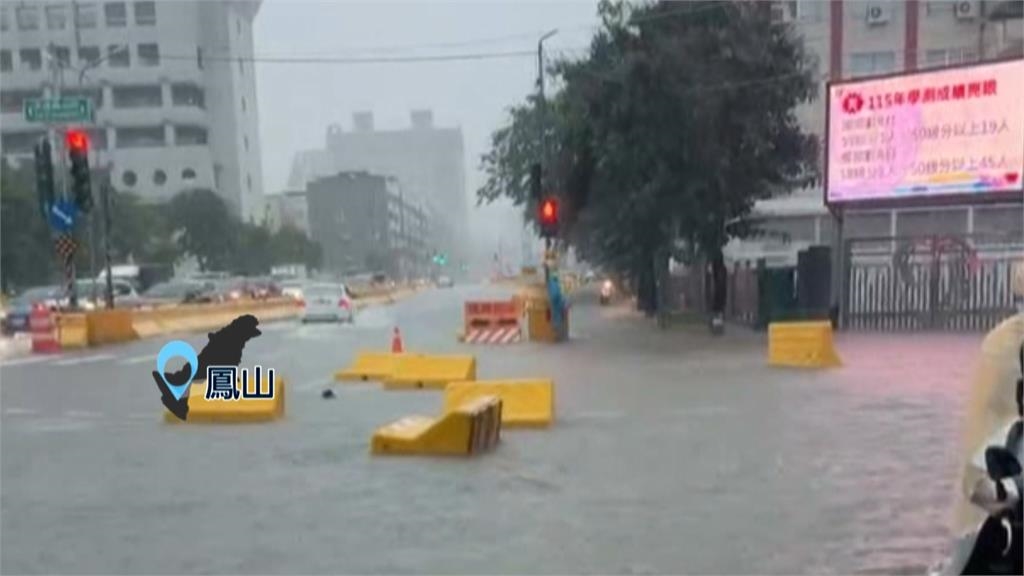 清晨豪雨狂炸!高雄市區慘淹 台88積水「水深直逼車門」