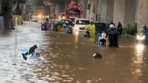 清晨豪雨狂炸!高雄市區慘淹 台88積水「水深直逼車門」