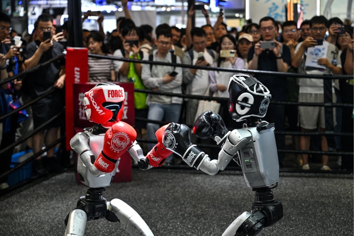 2026年7月18日，中國上海舉行世界人工智慧大會（WAIC），宇樹科技的遙控人形機器人進行格鬥。（法新社）
