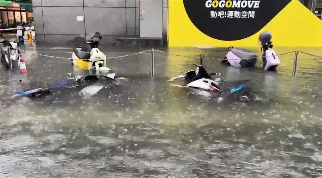 最新/8縣市豪大雨特報!台南永康一早淹成河 民眾合力推車脫困