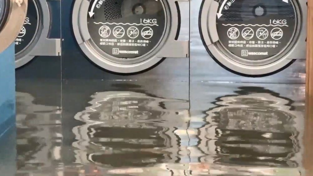 最新/8縣市豪大雨特報!台南永康一早淹成河 民眾合力推車脫困