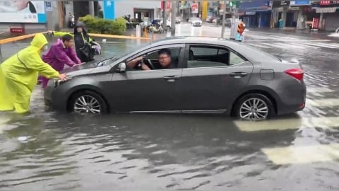 8縣市豪大雨特報!台南永康一早淹成河 民眾合力推車脫困