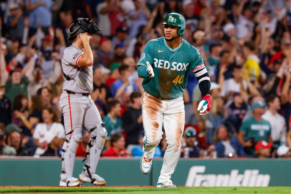 MLB(影)/球還沒飛出芬威就高舉雙手慶祝!康崔拉斯450英尺怪力砲打進停車場
