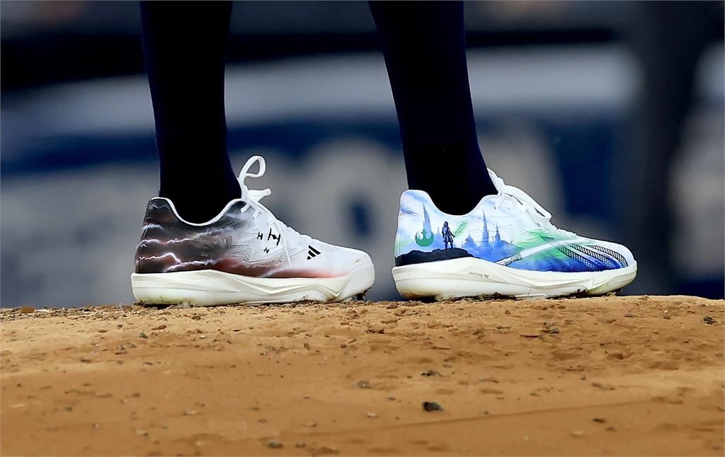 MLB(影)/洋基「天行者」降臨!施利特勒腳穿星戰鞋化身絕地武士投出賽揚身手