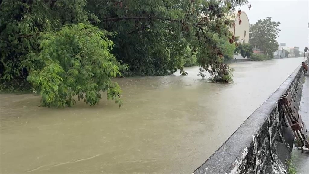 台南永康淹水變河道! 騎車如水上摩托車 生意泡湯牛肉湯店無奈