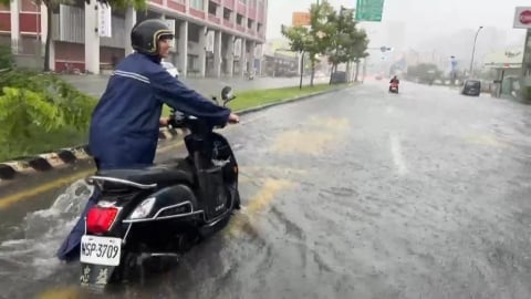 台南永康淹水變河道! 騎車如水上摩托車 生意泡湯牛肉湯店無奈