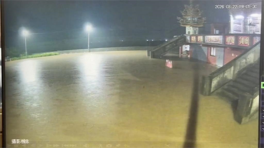 週六深夜強降雨 金山聖安宮一度水淹30公分高 積水雖退周邊仍一片泥濘