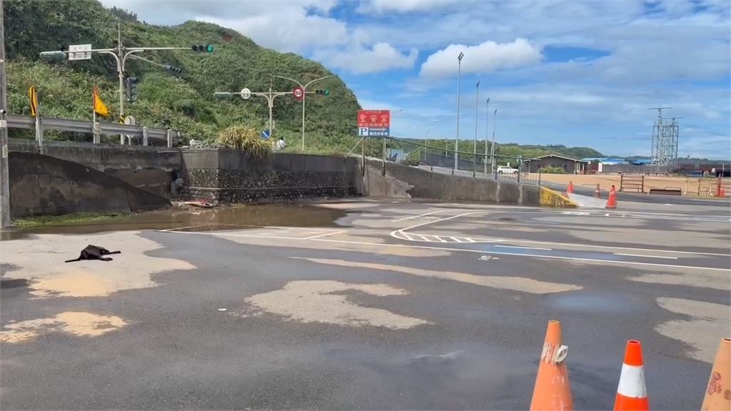 週六深夜強降雨 金山聖安宮一度水淹30公分高 積水雖退周邊仍一片泥濘