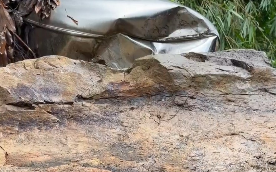 一個月掉4次！　基隆巨石滑落砸鐵皮屋頂﹑水塔慘「歪頭」