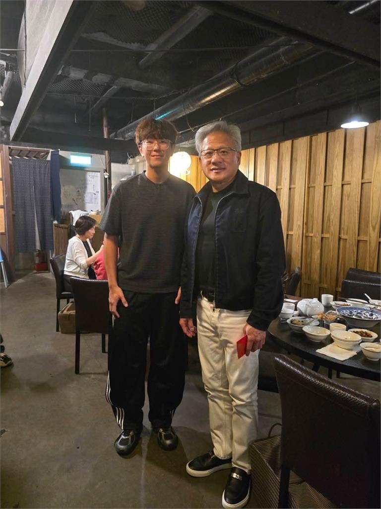 快新聞/黃仁勳快閃台灣2小時!現身大安區買包子、粽子 民眾嗨合照