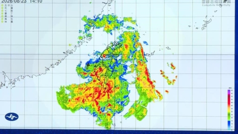 豪雨炸南台灣!高雄累積破300毫米 氣象署:雨下到8/25