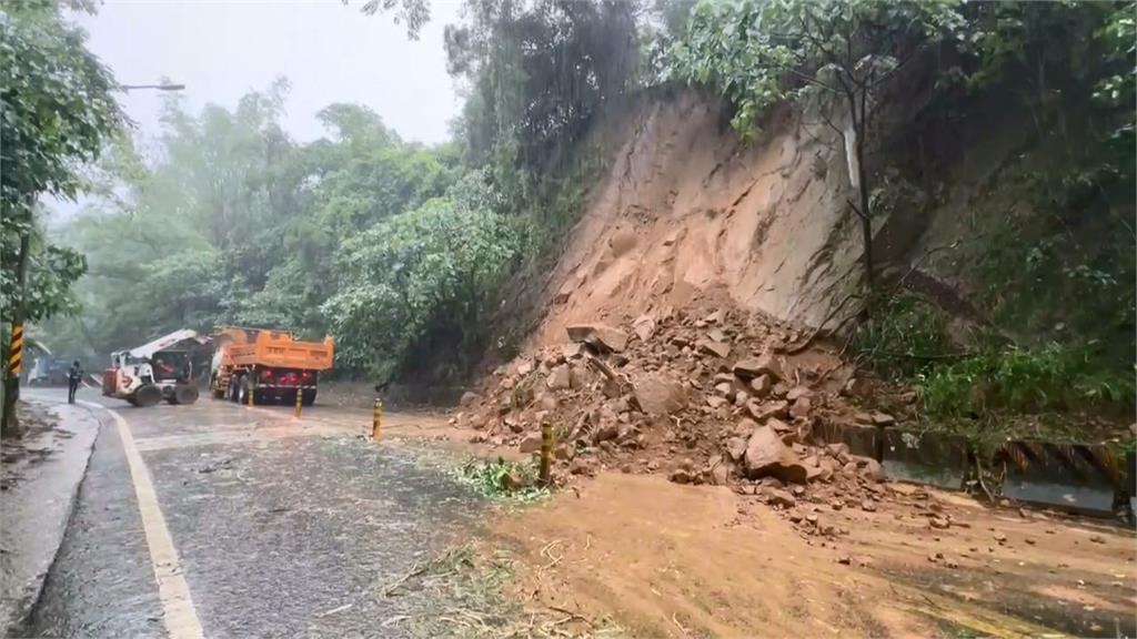 豪大雨狂炸高雄!市區多處路樹倒塌 輕軌列車遭砸中一度停駛