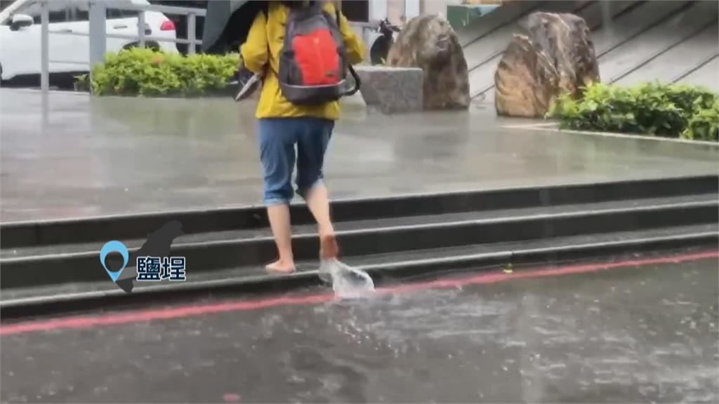 高雄泡泥水中!水淹及膝一度封路 市府撤逾2千山區居民