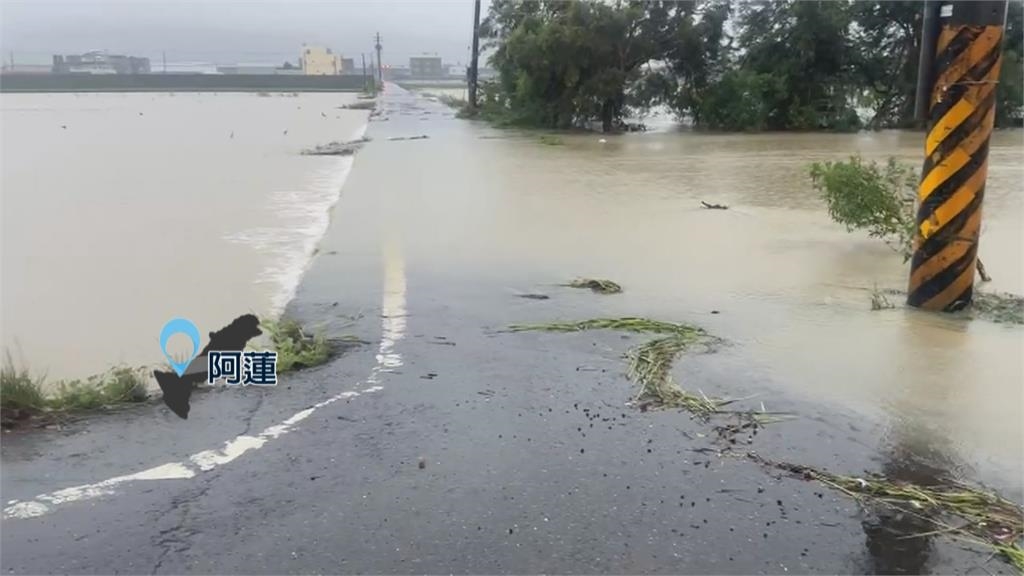 高雄泡泥水中!水淹及膝一度封路 市府撤逾2千山區居民