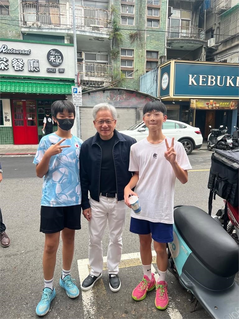 一日快閃! 黃仁勳突現身台北街頭 與妻Lori買包子 不忘外帶「最愛」