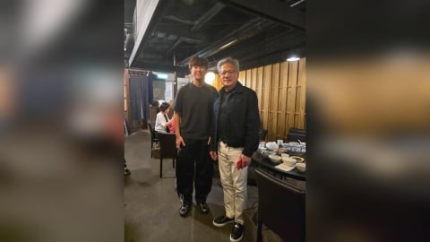 一日快閃! 黃仁勳突現身台北街頭 與妻Lori買包子 不忘外帶「最愛」