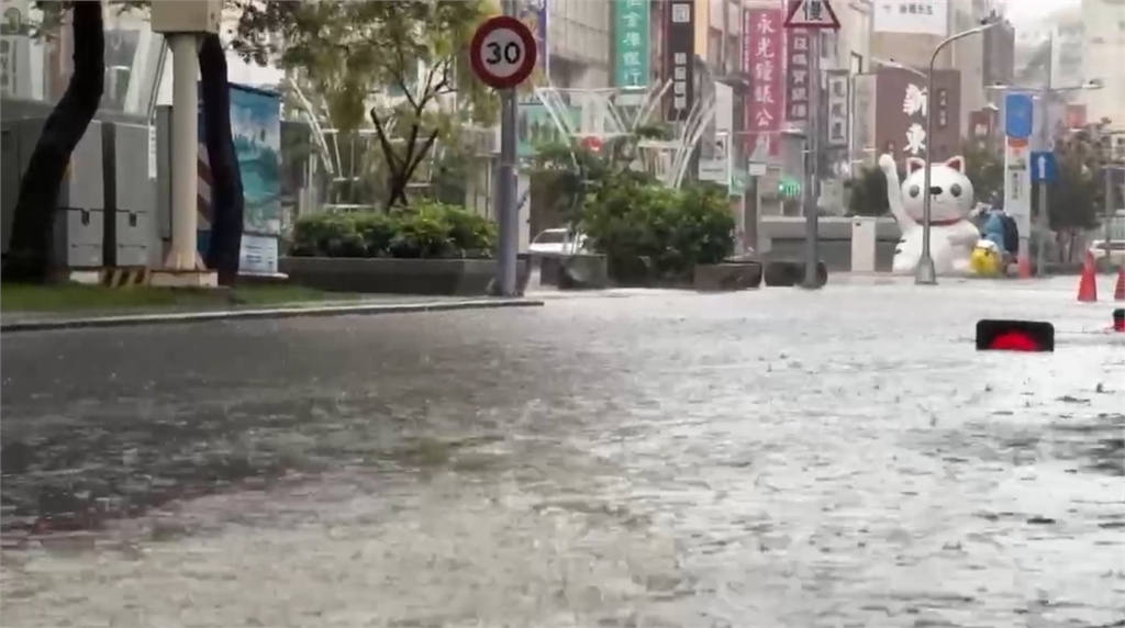 快新聞/南臺灣淹水警戒「現場畫面直擊」!高捷鹽埕埔站行人涉水而行 仁德交流道封閉