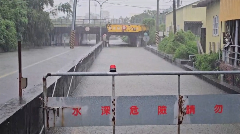 快新聞/南臺灣淹水警戒「現場畫面直擊」!高捷鹽埕埔站行人涉水而行 仁德交流道封閉