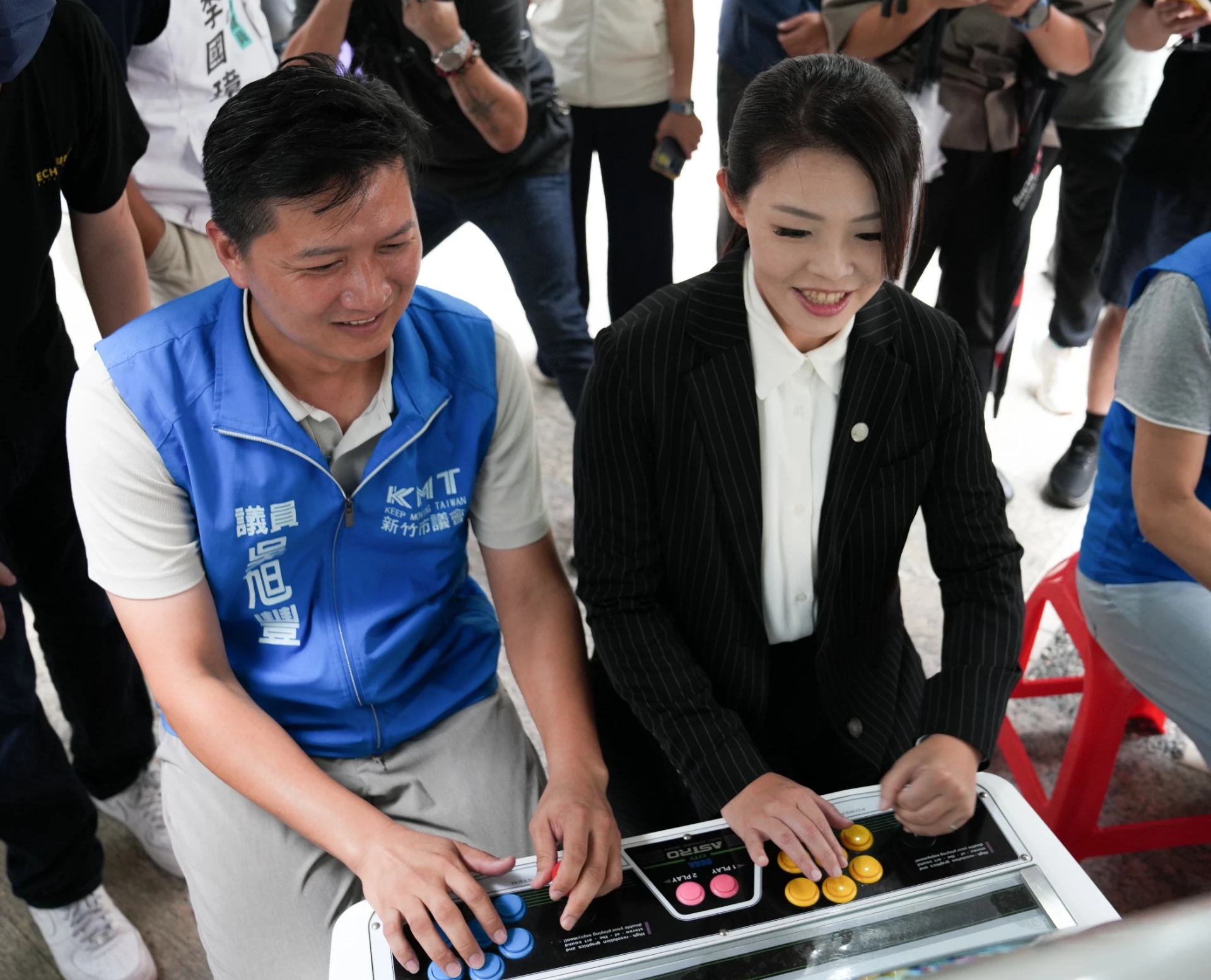 新竹市長高虹安體驗快打旋風復古街機。（上報提供）