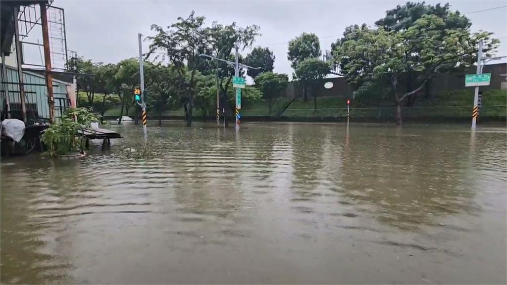 豪雨狂炸!台南古蹟大東門工程倒 鷹架、石塊散落道路