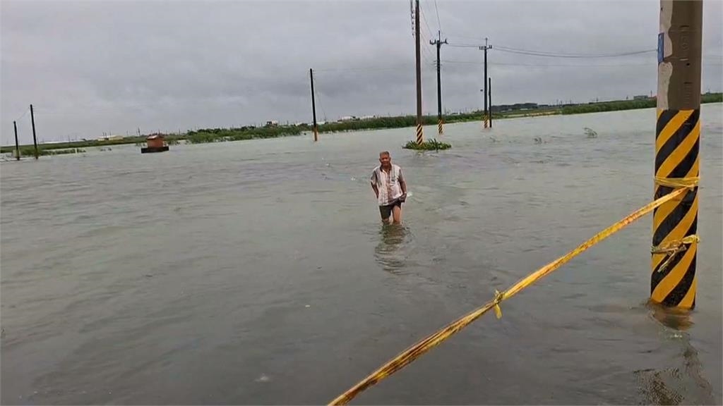 豪雨狂炸!台南古蹟大東門工程倒 鷹架、石塊散落道路
