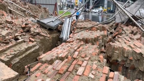 豪雨狂炸!台南古蹟大東門工程倒 鷹架、石塊散落道路