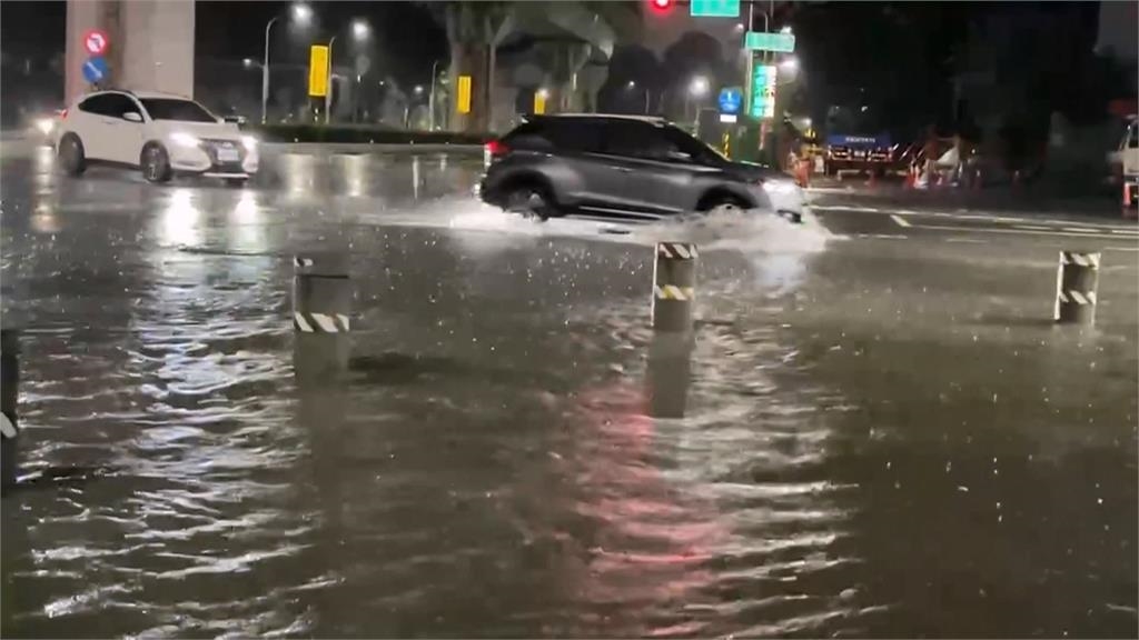 高雄大雨整夜狂下今停班課 前鎮路面坍塌現3米大坑洞