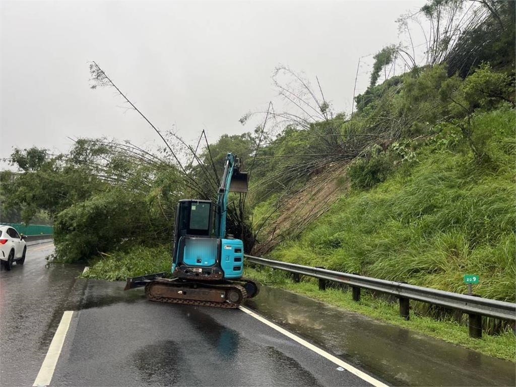 快新聞/豪雨狂炸!國10東向燕巢路段邊坡滑落樹倒 緊急封閉排除