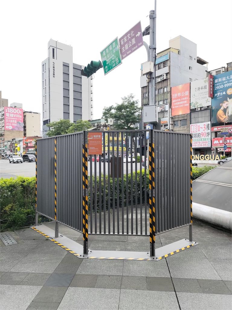 台北吸菸區驚見「柵欄設計」畫面曝光!網怒批「毀市容」:有被羞辱的感覺