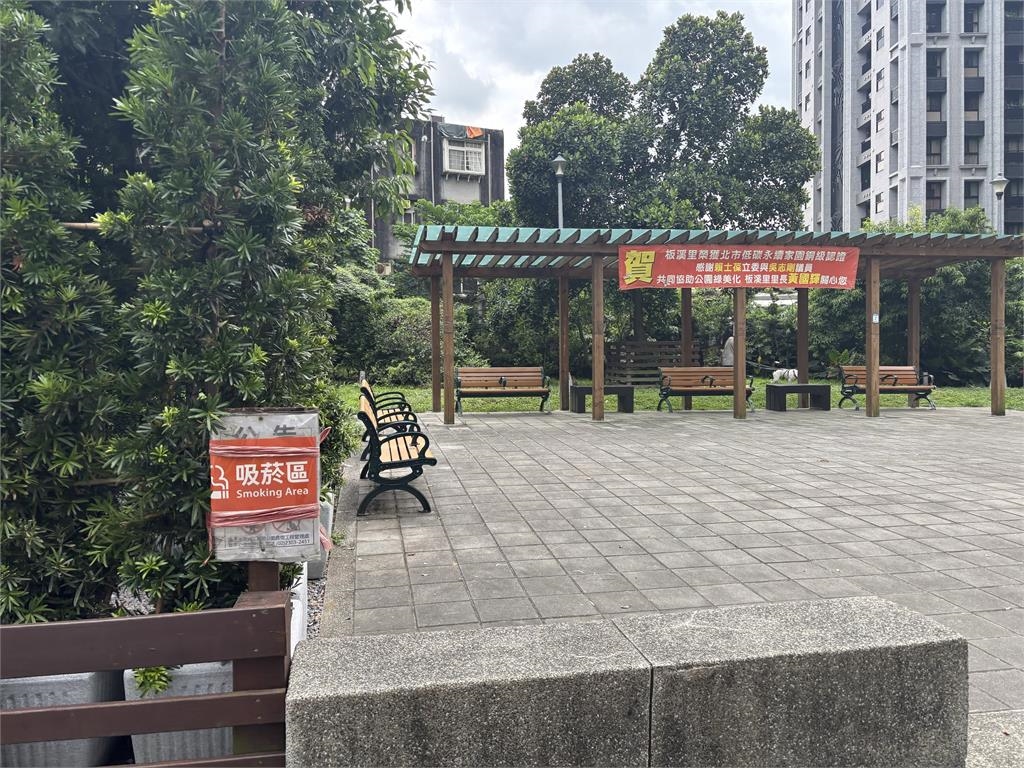 台北吸菸區驚見「柵欄設計」畫面曝光!網怒批「毀市容」:有被羞辱的感覺