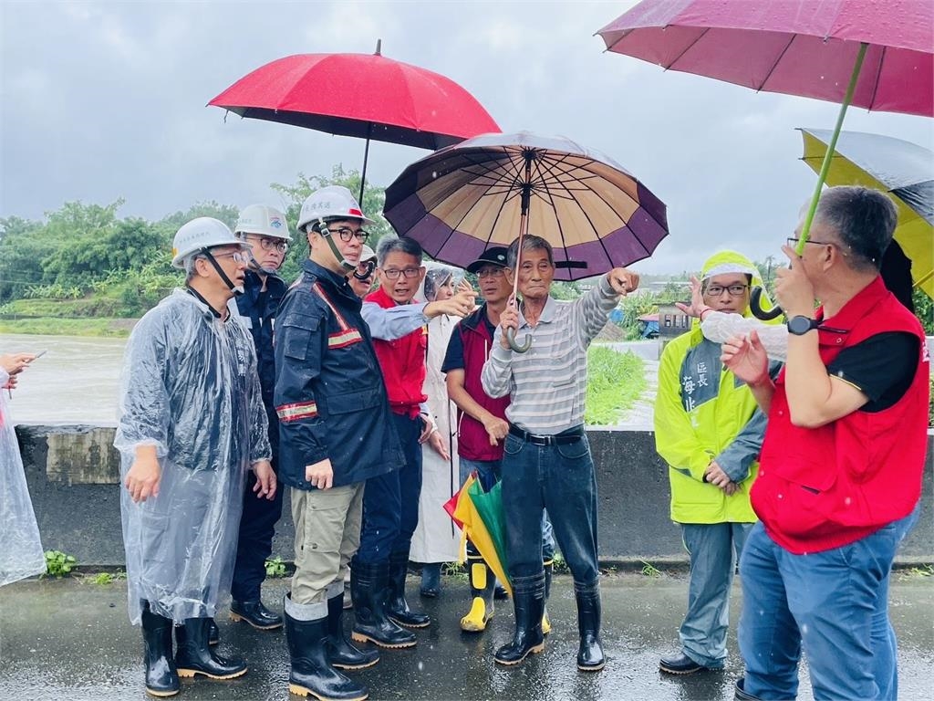 快新聞/雨量超越凱米颱風!超大豪雨狂炸高雄 陳其邁急赴二仁溪勘災