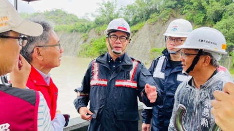雨量超越凱米颱風!超大豪雨狂炸高雄 陳其邁急赴二仁溪勘災