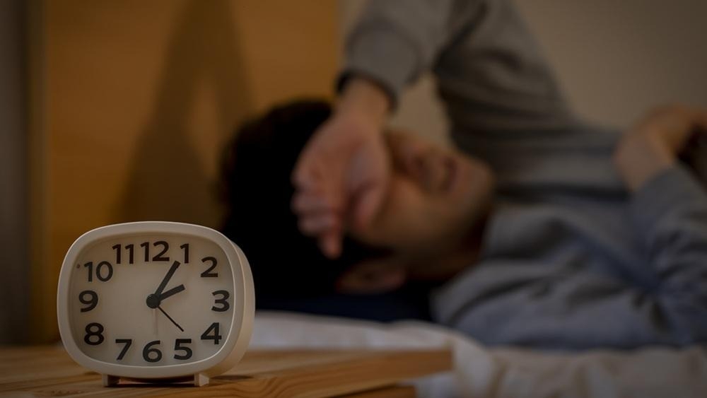 夜裡翻來覆去難入睡?醫師揭7大好眠習慣、8種助眠食物
