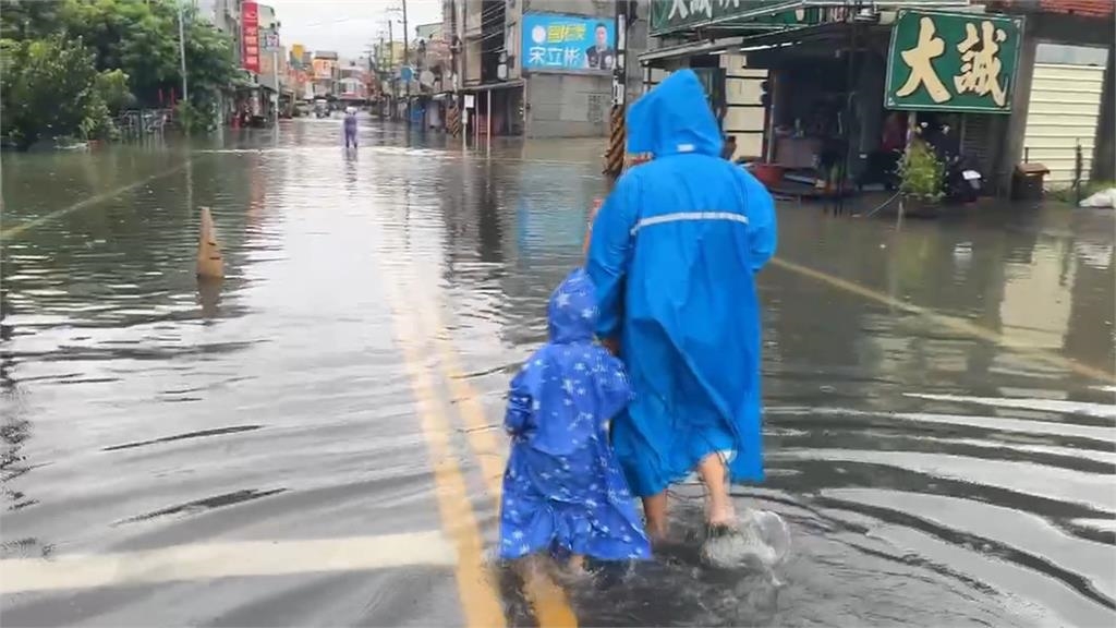 淹水未退苦中作樂 高雄居民家門口變釣魚場