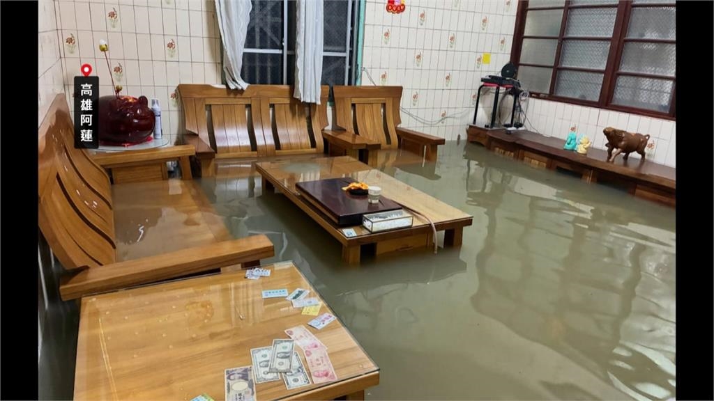 淹水未退苦中作樂 高雄居民家門口變釣魚場