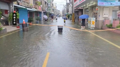 淹水未退苦中作樂 高雄居民家門口變釣魚場