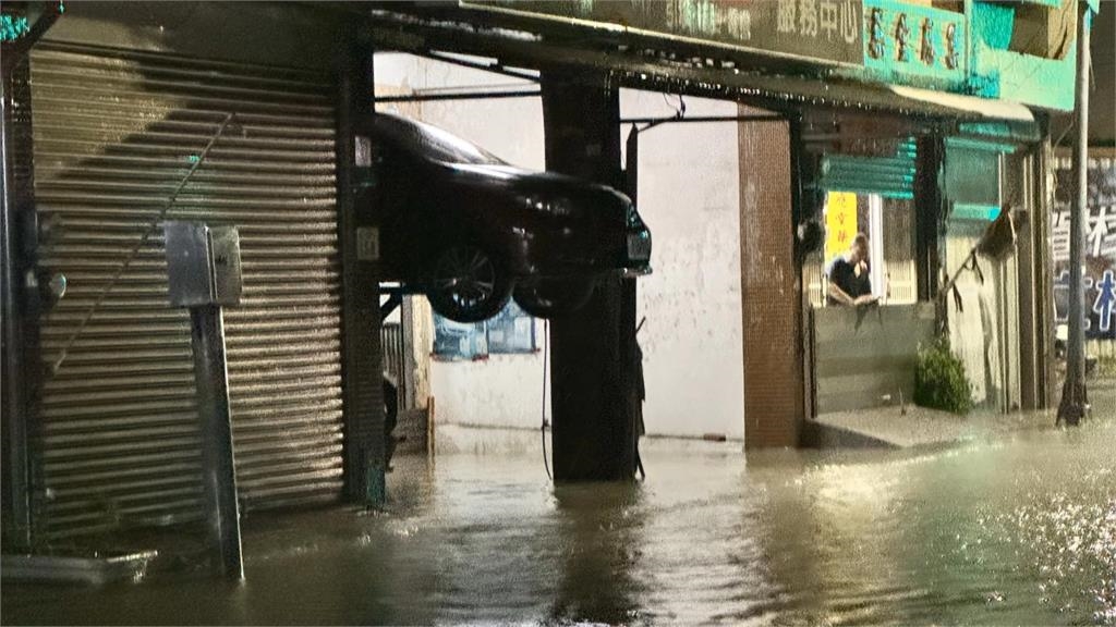 高雄梓官「水淹到腰」! 車輛架高到天花板、洗衣機懸空防泡水