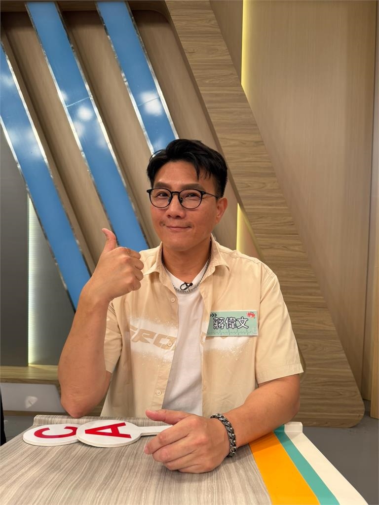 蔣偉文靜脈曲張第一期就開刀!隔天拄拐杖照接外景