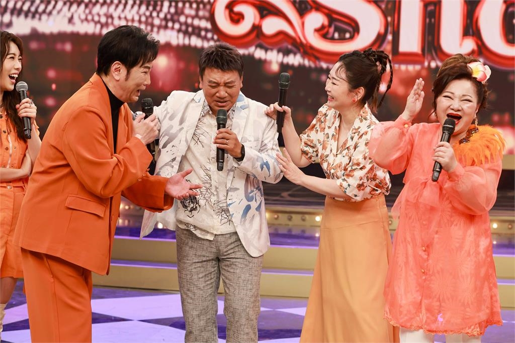 張秀卿伸手華麗轉身要民歌天王「抱住她」!施孝榮沒get到居然「鞠躬握手」